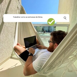 Apartamento, 2 camas Queen | Área de estar | TV 30 polegadas com canais a cabo