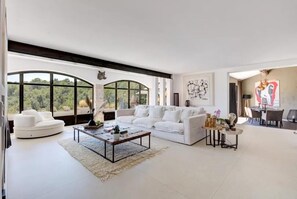 Smart-TV, peis, musikkbibliotek og stereoanlegg