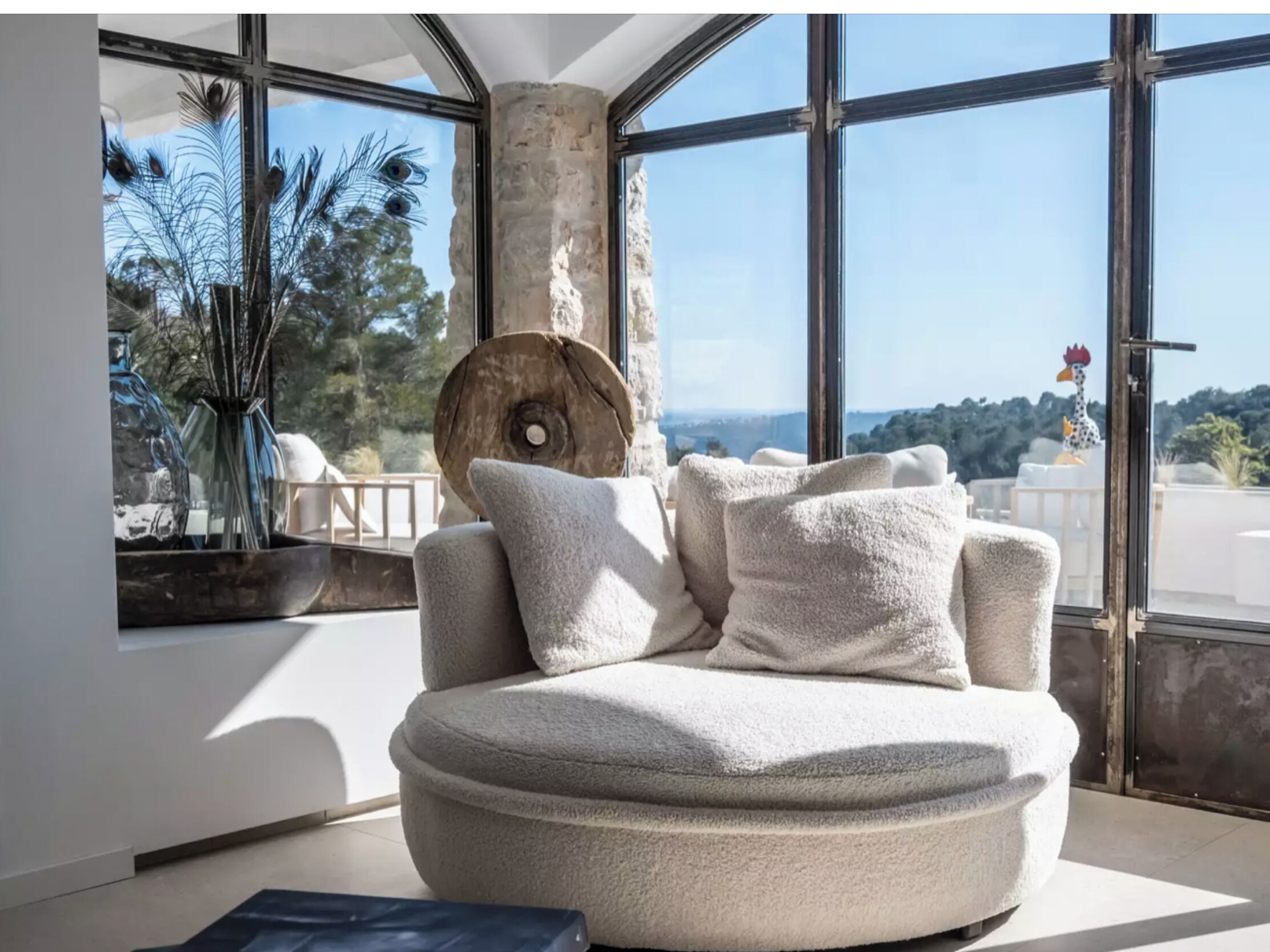 Smart TV, fireplace, music library, stereo