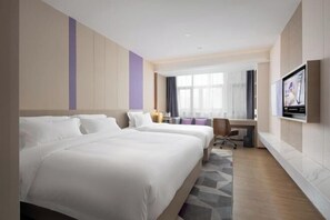 A hotel room with two beds, a desk, a chair, and a TV on the wall. - Lavande Hotel (Zhuhai Qinglv North Road Tangjiawan Beach) (Zhuhai)