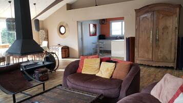 Smart-tv, een dvd-speler en een tafeltennistafel