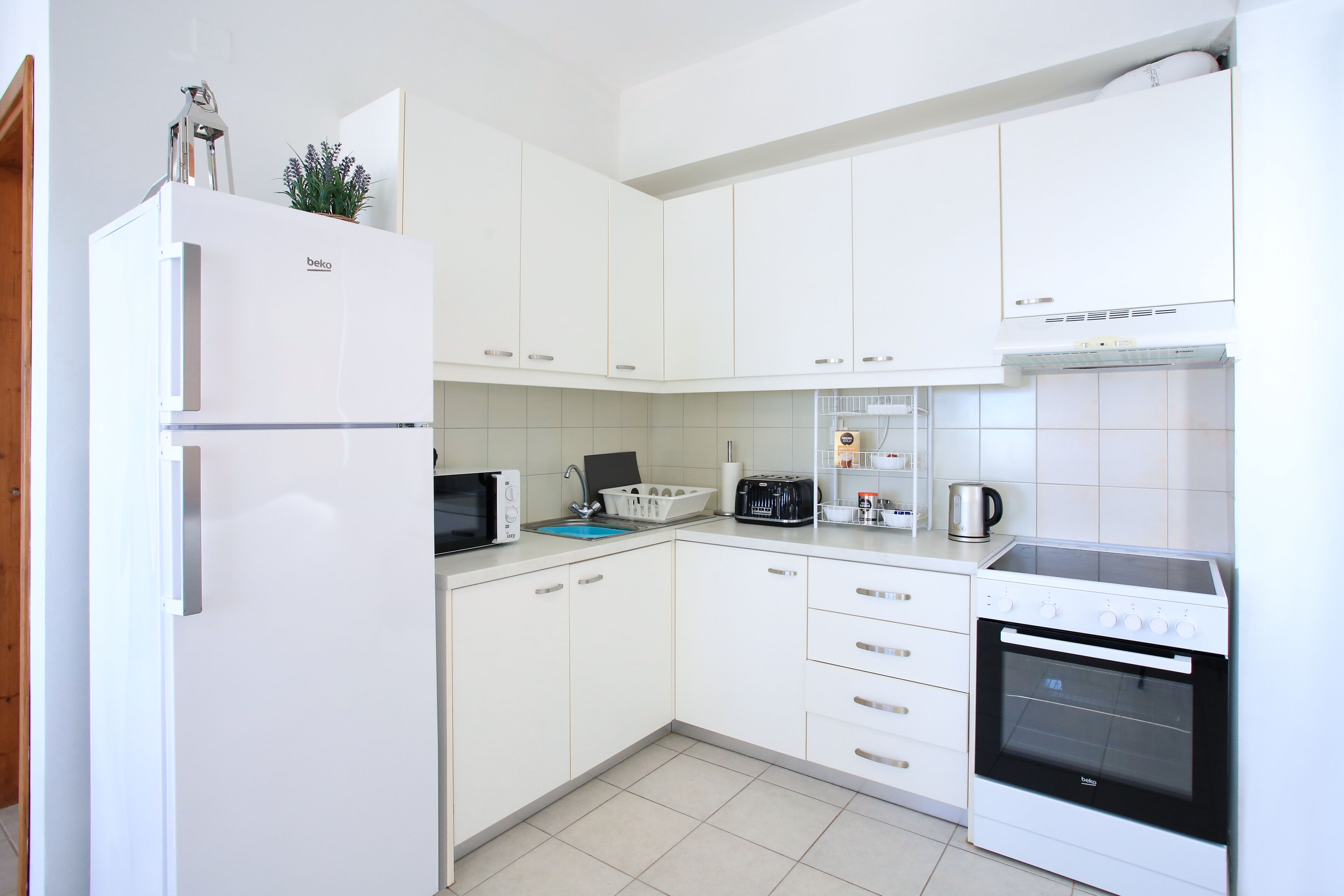 Jääkaappi, mikroaaltouuni, uuni, liesi