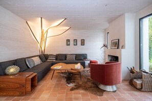 TV, fireplace - House gallery in a beautiful 1200sq mt garden (Le Bois-Plage-en-Ré)