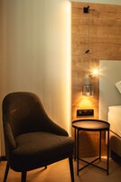 Cofres nos quartos, individualmente mobiliados, quartos à prova de som