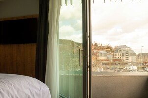 Quarto superior, sacada (Kitchenette) | Cofres nos quartos, individualmente mobiliados, quartos à prova de som