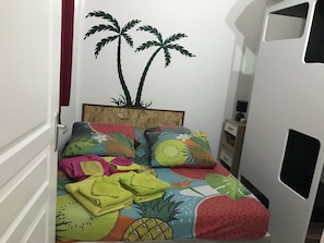 1 chambre, fer et planche à repasser, lit de bébé portatif
