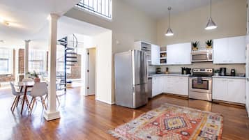 Réfrigérateur, micro-ondes, four, plaque de cuisson