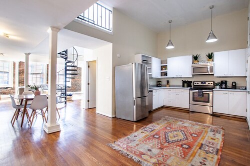 Unique Old City Loft - Minutes from Market Square