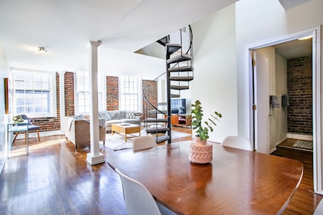 Smart TV. Unique Old City Loft - Minutes from Market Square
