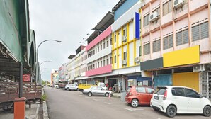 A street lined with multi-story buildings, some with commercial establishments on the ground floor. - OYO Home 90427 Mm Homestay (Segamat)