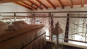 1 bedroom, desk, travel crib, WiFi