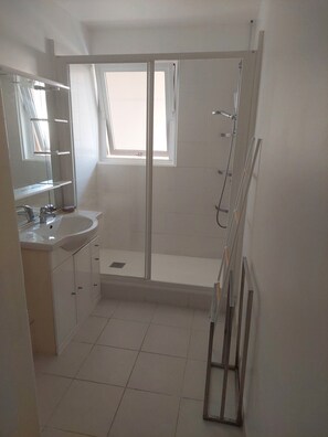 Shower, hair dryer, soap, toilet paper - BANDOL, Pleasant T3 classified *** of 68 m2 for 4 people (Bandol)