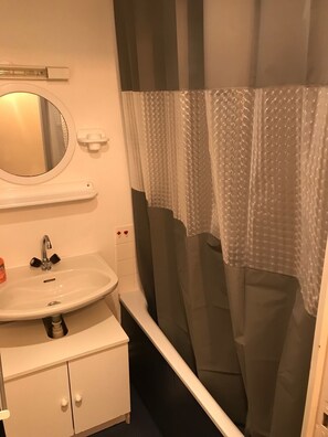 Badewanne, Haartrockner, Toilettenpapier