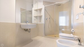 Douche, sèche-cheveux, bidet, serviettes fournies