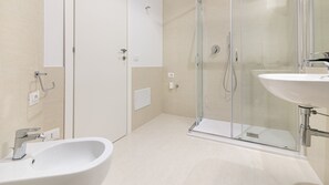 Douche, sèche-cheveux, bidet, serviettes fournies