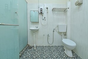 Shower, towels - OYO Home 90383 Chaah Homestay 1 (Chaah)