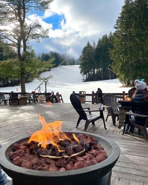 Outdoor dining - Prime Location! Ski In/Out. Next to Ski Lift#8, Main Lodge, SugarShack&SportsBar (Clymer)