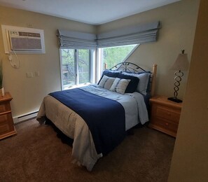 3 bedrooms, desk, travel cot, WiFi - Prime Location! Ski In/Out. Next to Ski Lift#8, Main Lodge, SugarShack&SportsBar (Clymer)