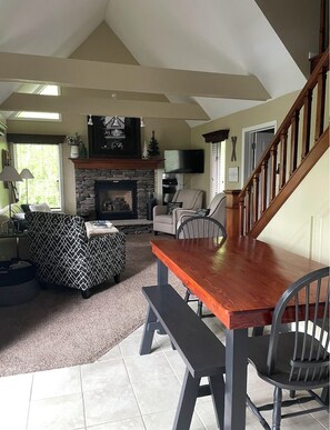 Dining - Prime Location! Ski In/Out. Next to Ski Lift#8, Main Lodge, SugarShack&SportsBar (Clymer)