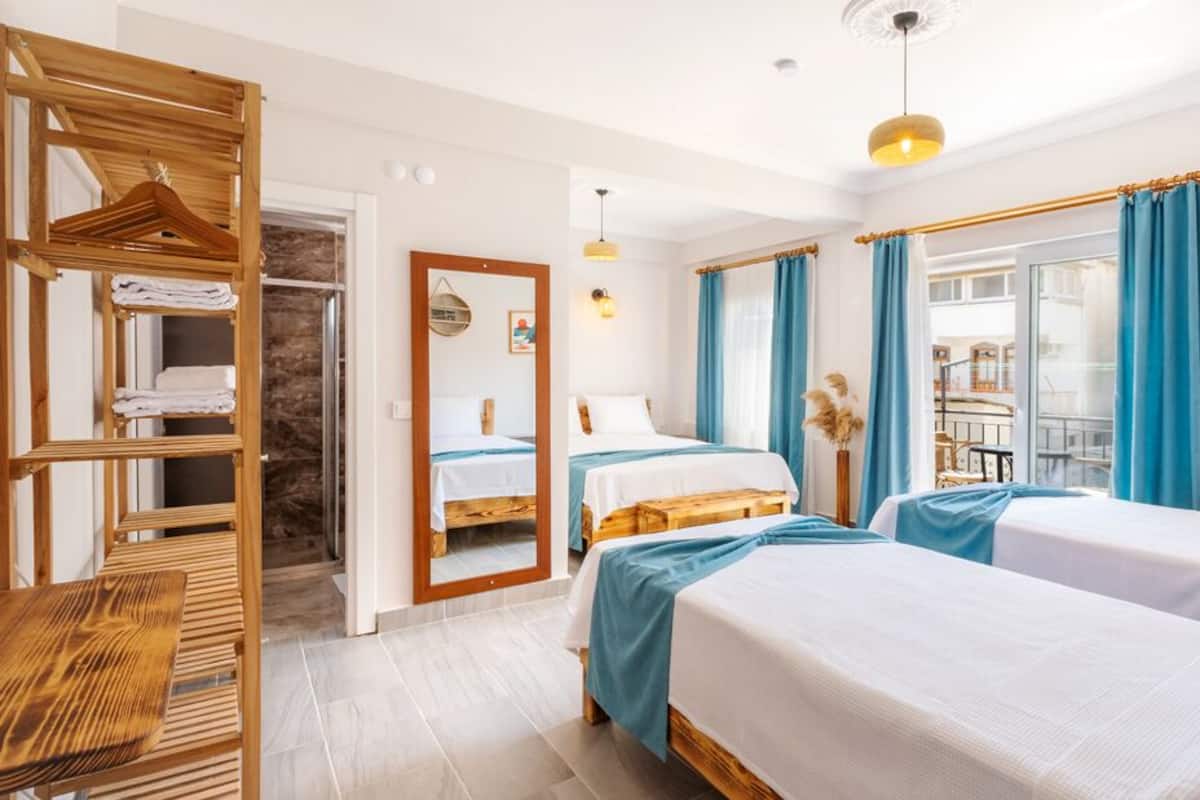 Chambre Quadruple Familiale | Ameublement personnalisé, bureau, Wi-Fi gratuit