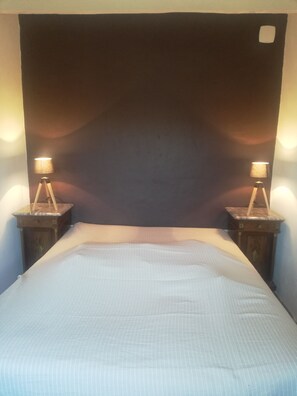 2 室のベッドルーム、旅行用ベビーベッド