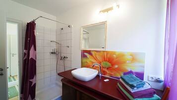 Dusche, Haartrockner, Handtücher, Seife
