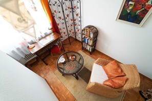 Smart TV, books, stereo