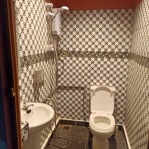 Shower, towels - OYO Home 90426 Kepayan Dnd Stay (Kota Kinabalu)