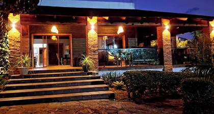 Vive la magia en el Milagro House: Montañas atardeceres y comida criolla