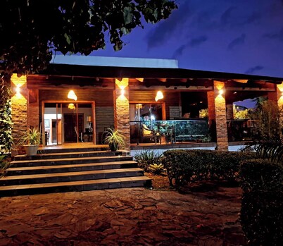 Vive la magia en el Milagro House: Montañas  atardeceres y comida criolla