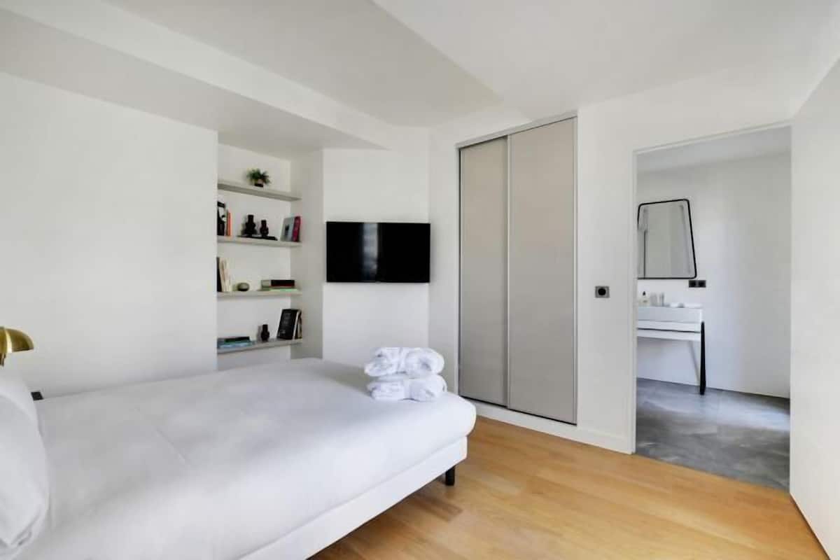 Premium bedding, pillowtop beds, in-room safe, blackout drapes