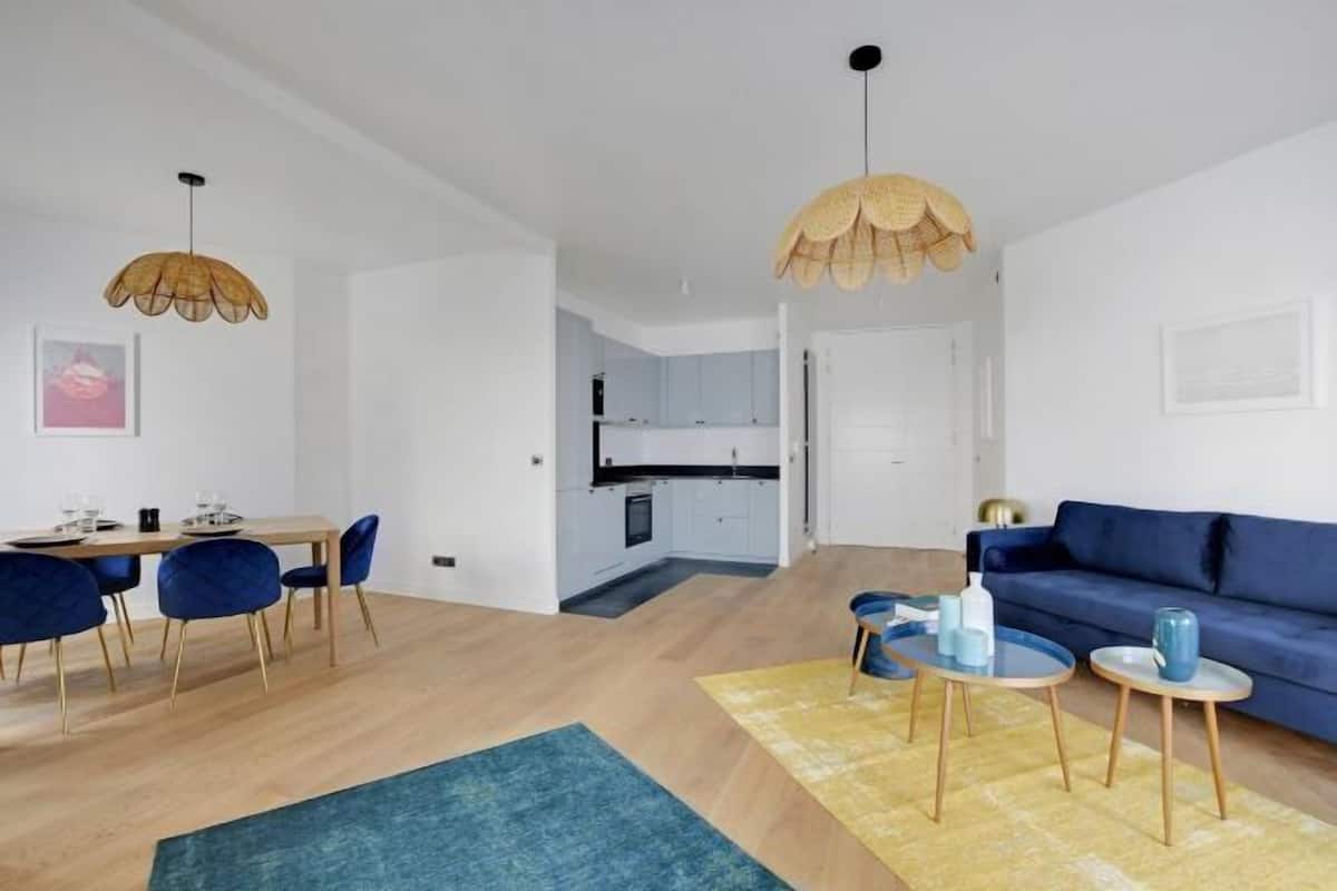 Living area | 40-inch TV with cable channels, streaming services