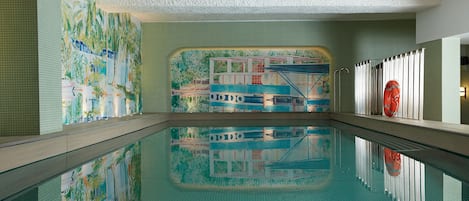 Piscine couverte, accès possible de 07 h 00 à 21 h 00, chaises longues