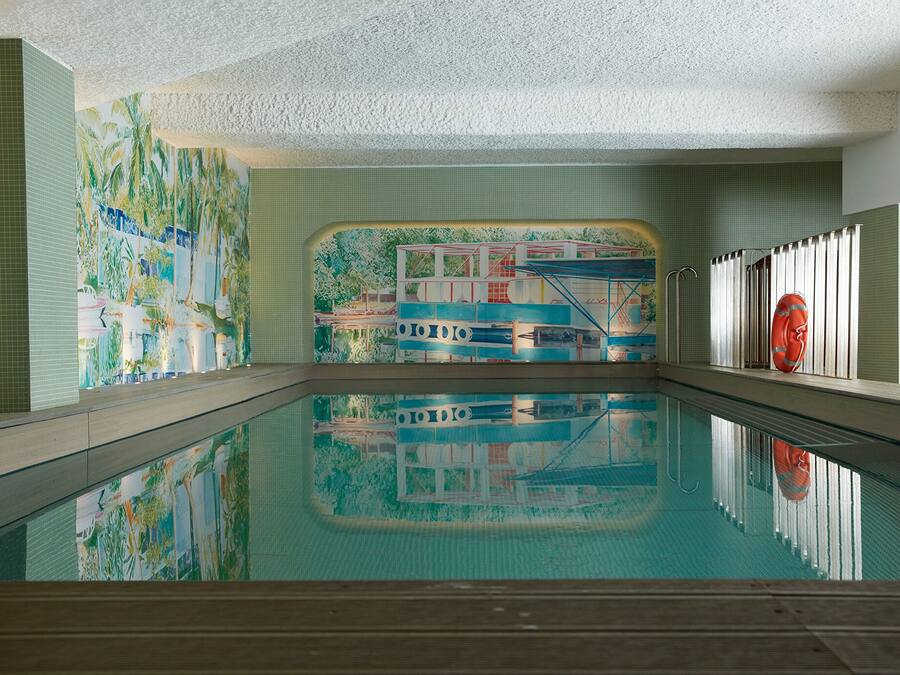 Piscine couverte, accès possible de 07 h 00 à 21 h 00, chaises longues