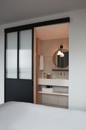 Superior Double Room | Premium bedding, pillow-top beds, in-room safe, blackout curtains - Drawing House (Paris)