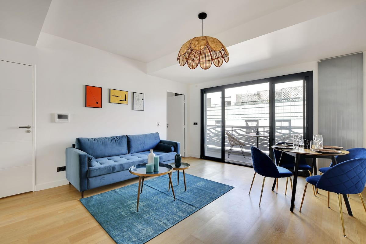 Appartamento (Apartment with Shower) | Area soggiorno | TV 40 pollici con canali via cavo, servizi in streaming
