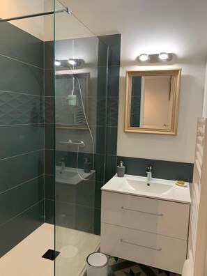 Deluxe Suite, Ensuite, Park View (Chambre des Filles) | Bathroom - L'abeaupinière (Reboursin)