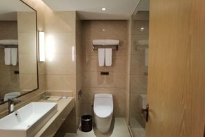 A modern bathroom with a large sink, toilet, and a mirror. - Vienna International Hotel (Dongguan Hongmei Town) (Dongguan)