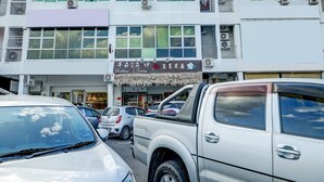 Un immeuble à plusieurs étages dont le rez-de-chaussée abrite plusieurs commerces.