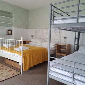 8 habitaciones, escritorio, tabla de planchar con plancha y wifi gratis 