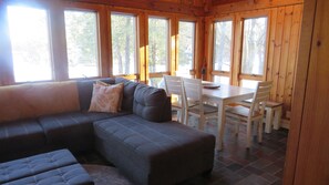Smart TV, fireplace, video games, DVD player - Charming and spacious lakefront home with 4 bedrooms, hot tub and pool table! (Farmington)