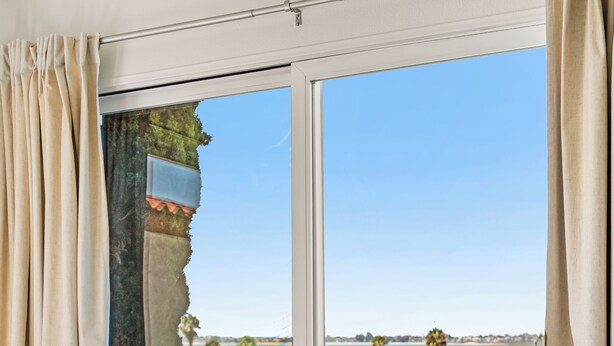 Ein Balkon mit Blick auf den Strand und das Meer.