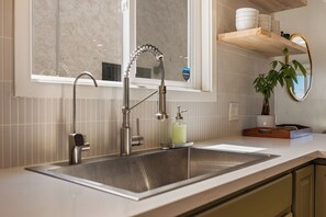 Bañera, secador de pelo, toallas, jabón