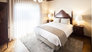 7 bedrooms, iron/ironing board, travel cot, free WiFi - Selection - AL - Seven Bedroom House, Sleeps 14 (Pedroso)