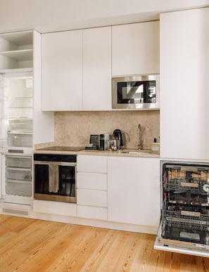 Refrigerador, microondas, horno y parrilla de estufa