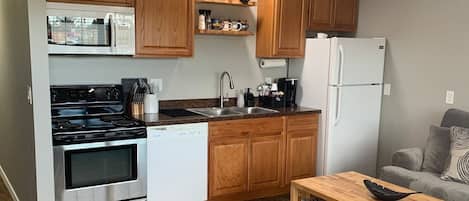 Geladeira, micro-ondas, fogão, cooktop