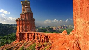 Formação rochosa natural com vista desobstruída da paisagem ao redor.