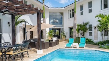 AuĂenpool, Sonnenschirme, LiegestĂŒhle