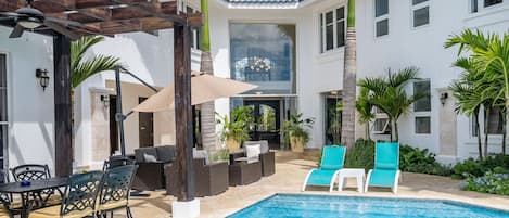 Piscine extérieure, parasols de plage, chaises longues