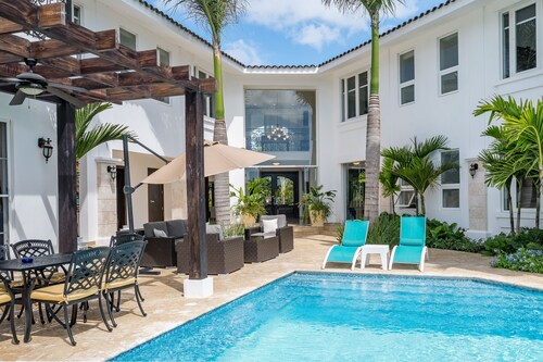 Amazing Private Villa with Chef & Maids